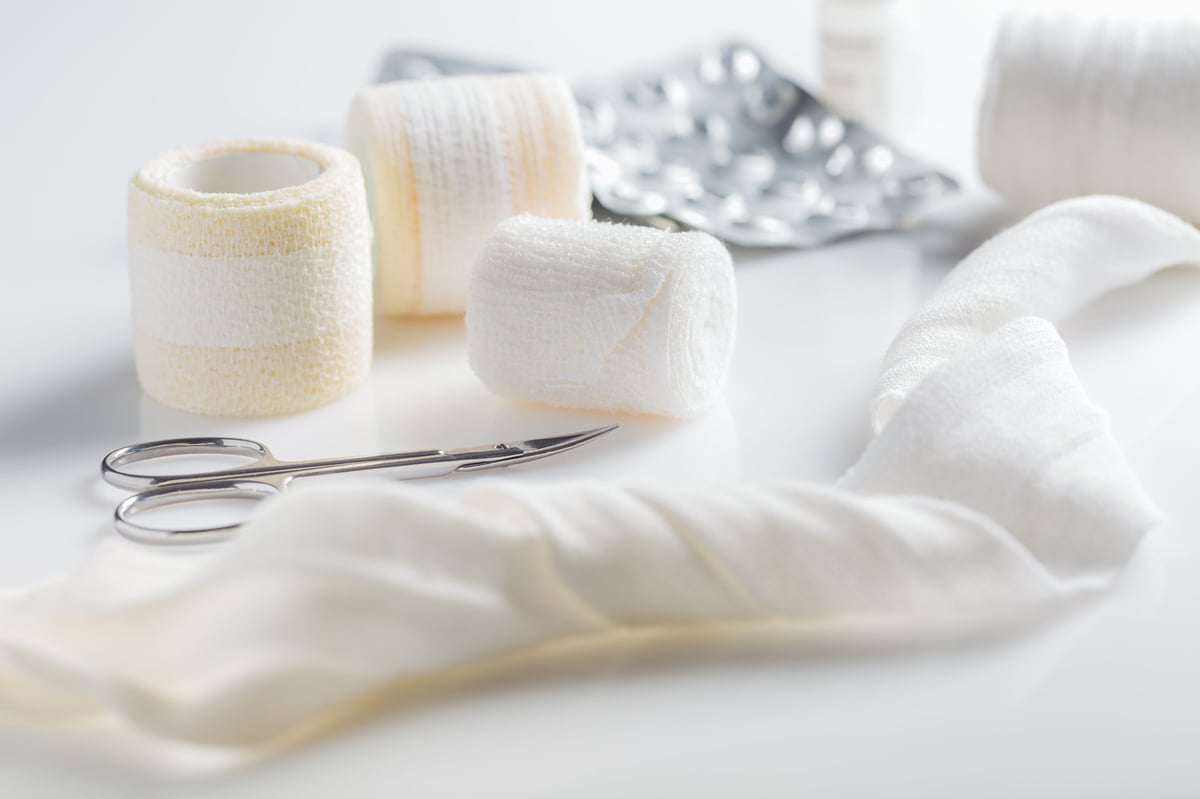 Kit de curación con vendajes médicos, gasas y suministros especializados para el tratamiento de heridas en MEDHER León, Guanajuato